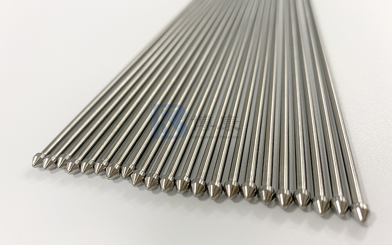 Jak slitiny nikl-titanium dosahuje dokonalé rovnováhy mezi absorpcí energie a uvolňováním prostřednictvím interakcí na atomové úrovni?